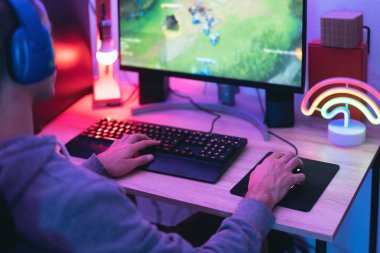 Sosyal medyada yayınlanırken çevrimiçi video oyunları oynayan genç oyuncu - Gençler yeni teknoloji oyunlarına bağımlı