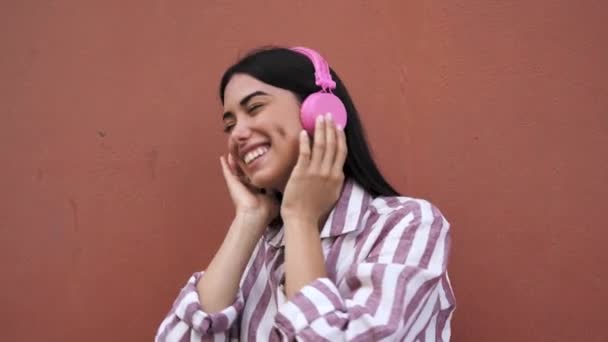 Boldog Fiatal Latin Szórakozás Hallgat Zenét Vezeték Nélküli Fejhallgató Szabadban — Stock videók