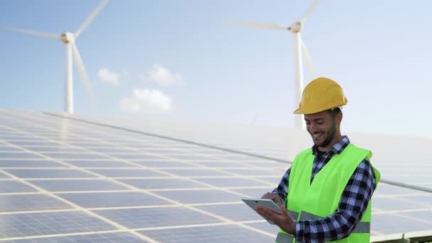 Jovem Engenheiro Assistindo Tablet Digital Novo Plano Verde Energia Alternativa — Vídeo de Stock