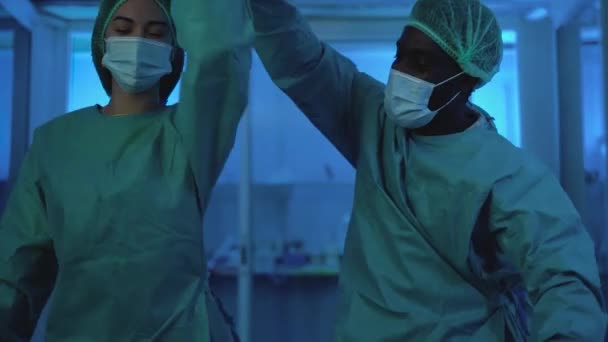 Médicos Que Usan Equipo Protección Personal Que Divierten Bailando Laboratorio — Vídeo de stock