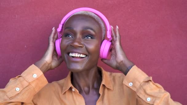 Feliz Mujer Afro Senior Divirtiéndose Escuchando Música Con Auriculares Inalámbricos — Vídeos de Stock