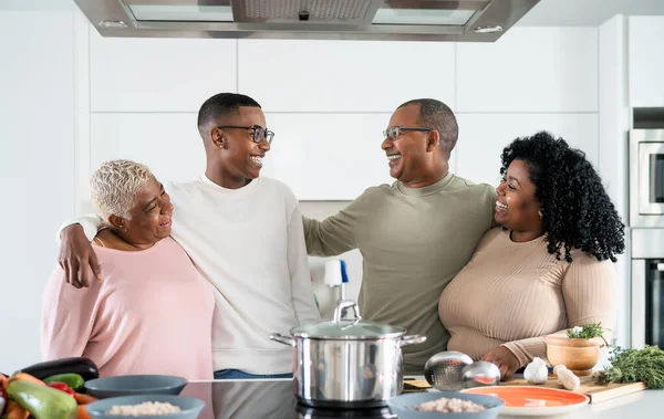 Felice Famiglia Nera Divertirsi Cucinare Insieme Nella Cucina Moderna Cibo — Foto Stock