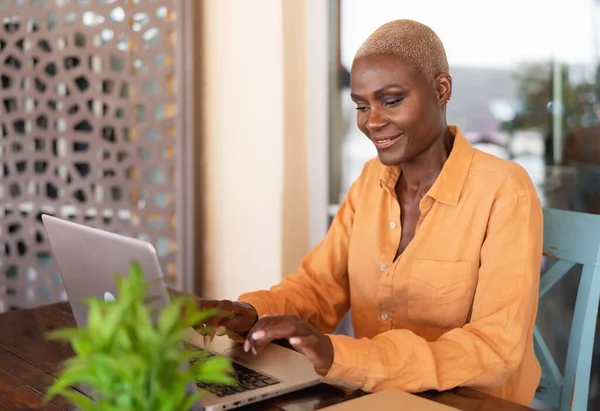 Afrikansk Kvinna Som Arbetar Laptop Bar Restaurang Afro Kvinnlig Skriva — Stockfoto