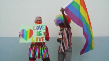 Farklı yaş ve etnik kökene sahip aktivist insanlar eşcinsel onur festivali dansını kutlarken ve cinsiyet eşitliği için protesto ederken eğleniyorlar - LGBT sosyal hareket kavramı