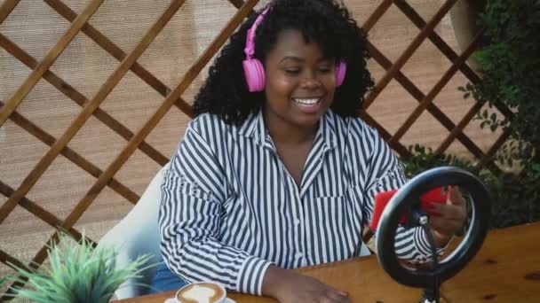 Młoda Afrykanka Mając Wideo Połączenie Komórkowym Smartfonem Kamera Siedząc Barze — Wideo stockowe