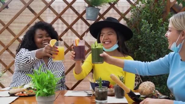 Multiraciale Vrienden Toosten Met Fruit Verse Smoothies Koffie Brunch Bar — Stockvideo