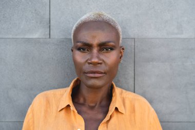 Afrikalı son sınıf kadın portresi - Kameranın önüne bakan yaşlı afro kadın