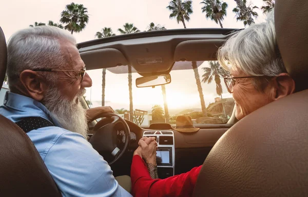 Pasangan Senior Yang Bahagia Bersenang Senang Mengendarai Mobil Konversi Baru Stok Lukisan  