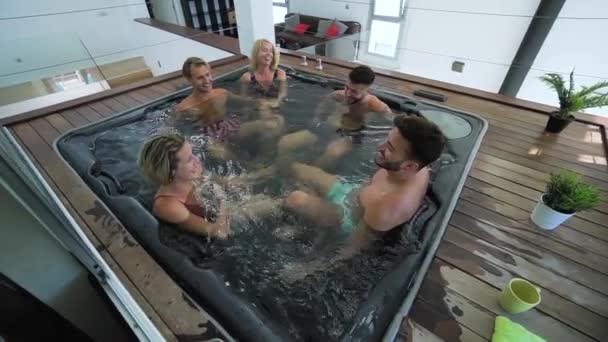 Glückliche Freunde Genießen Urlaub Whirlpool Luxushaus Junge Leute Amüsieren Sich — Stockvideo