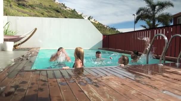 Unga Människor Som Har Roligt Exklusiv Poolfest Glada Vänner Som — Stockvideo