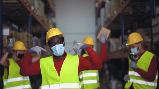 Équipe Multiraciale Qui Amuse Danser Intérieur Entrepôt Tout Portant Masque — Video