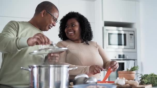 Glad Afrolatin Far Och Dotter Förbereder Lunch Tillsammans Modernt Hus — Stockvideo