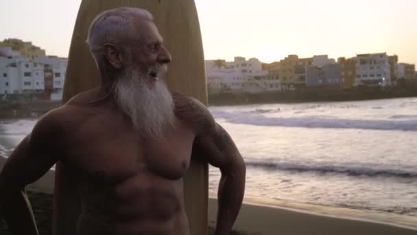 Старшие Развлекаются Серфингом Закате Пляже Тренируются Мужчины Доской Серфинга Пожилые — стоковое видео