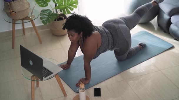 Joven Mujer Africana Haciendo Pilates Clase Fitness Virtual Con Portátil — Vídeos de Stock