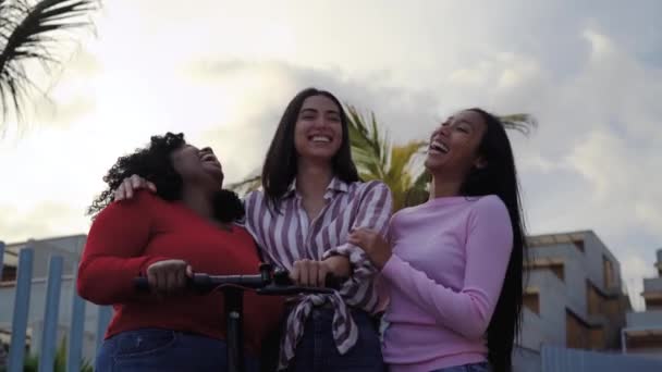 Glückliche Multiethnische Freunde Haben Spaß Mit Elektroroller Der Stadt — Stockvideo