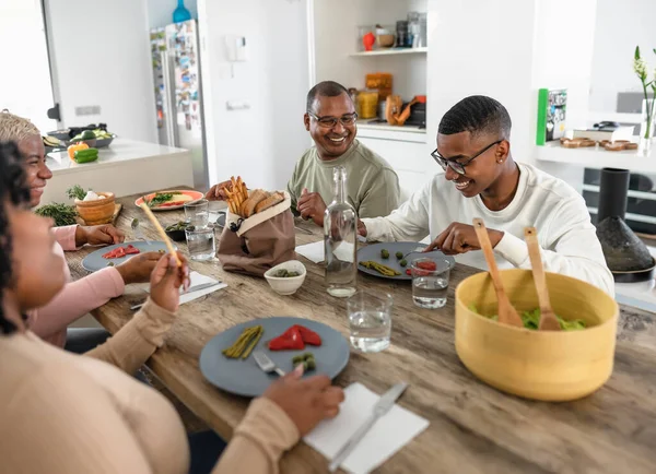 Feliz Familia Negra Disfrutando Mientras Almorzamos Juntos Casa Concepto Unidad — Foto de Stock