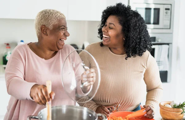 Glückliche Afro Mutter Und Tochter Bereiten Gemeinsam Mittagessen Moderner Hausküche — Stockfoto