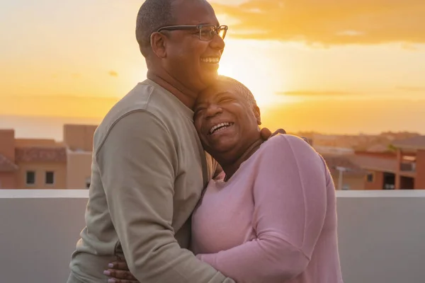 Pasangan Senior Latin Yang Bahagia Memiliki Momen Romantis Berpelukan Atap — Stok Foto