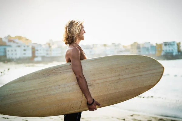 Fitter Junger Mann Mit Spaß Surfen Bei Sonnenuntergang Glücklicher Surfer — Stockfoto