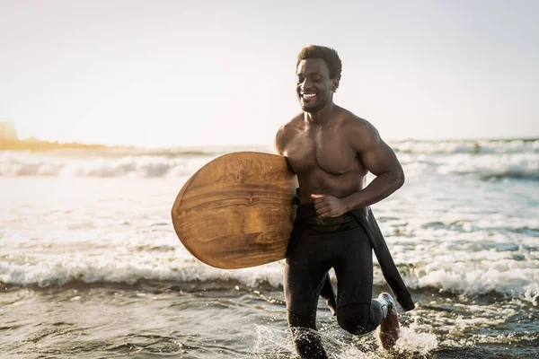 Männlicher Afro Surfer Hat Spaß Beim Surfen Bei Sonnenuntergang Afrikanischer — Stockfoto