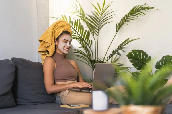 Wanita Muda Menggunakan Laptop Saat Menjalani Perawatan Kulit Rumah — Stok Foto