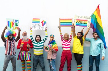 Eşcinsel gururunu kutlayan mutlu çok ırklı insanlar - farklı yaş ve ırktan arkadaş grubu LGBT sosyal etkinliği sırasında eğleniyor