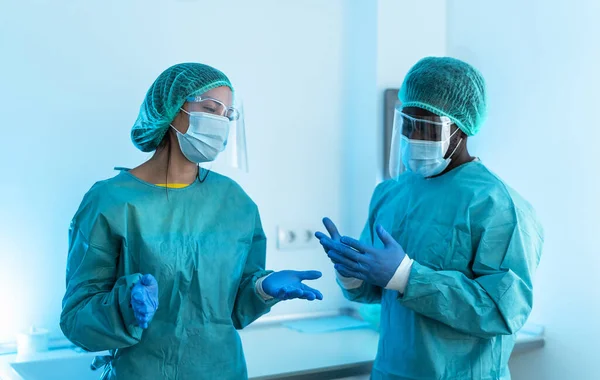 Médicos Que Usam Equipamentos Proteção Individual Que Lutam Contra Surto — Fotografia de Stock