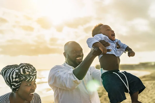 Família Africana Feliz Divertindo Praia Durante Férias Verão Pais Adoram — Fotografia de Stock