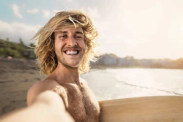 Junger Surfer Macht Selfie Beim Surfen Sonnigem Tag Jugendlicher Lifestyle — Stockfoto