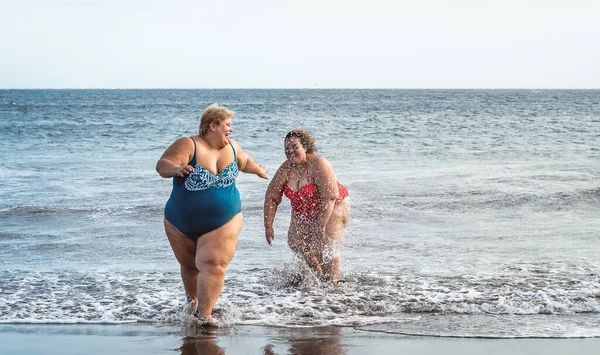 Happy Size Vrouwen Hebben Plezier Het Strand Tijdens Zomervakantie Curvy — Stockfoto
