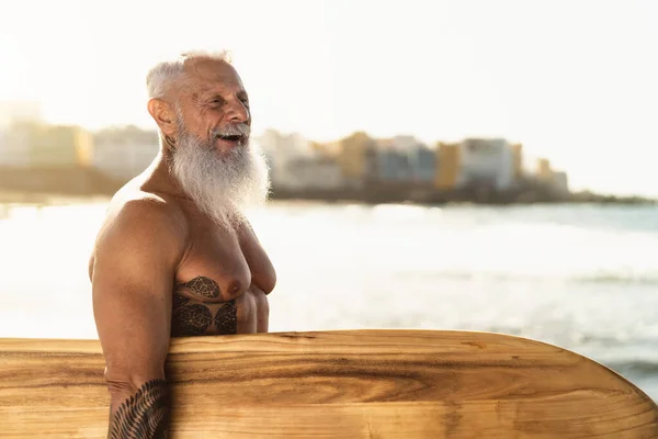 Fit Senior Mandlige Have Det Sjovt Surfing Solnedgang Tid Pensioneret - Stock-foto