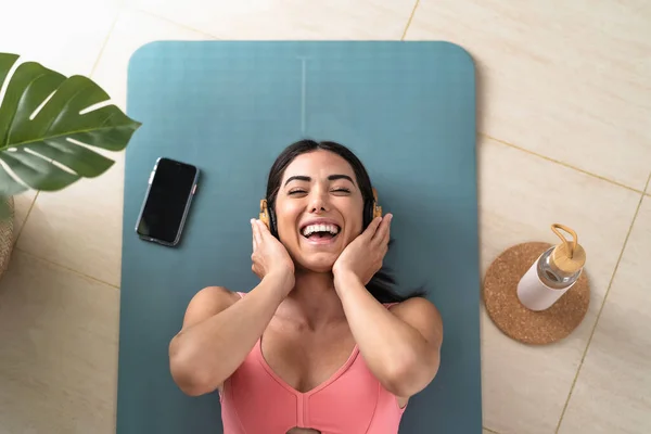 Wanita Muda Yang Bahagia Bersenang Senang Mendengarkan Musik Dengan Headphone — Stok Foto