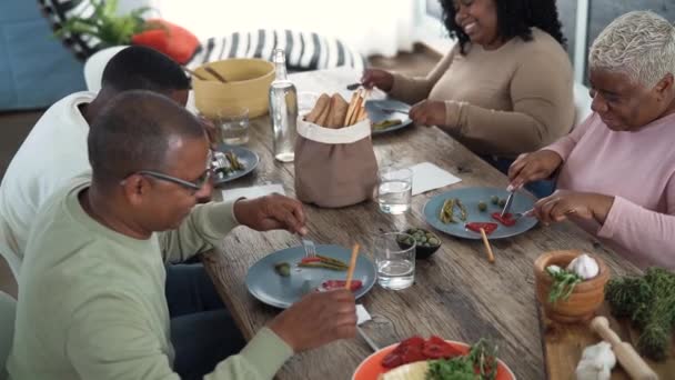 Happy Afro Rodina Mít Zdravý Oběd Doma Jídlo Rodiče Jednota — Stock video