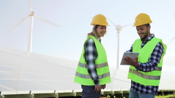 利用风力涡轮机和太阳能电池板从事替代能源工作的人 创新和绿色能源概念 — 图库视频影像