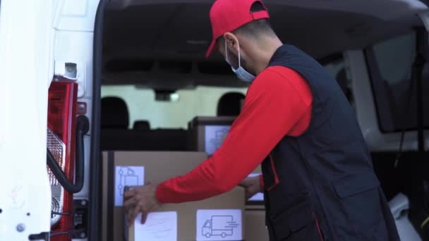 Entrega Hombre Cajas Carga Camión Mientras Usa Mascarilla Para Evitar — Vídeo de stock