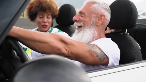 Счастливая Пожилая Пара Весело Вождение Новом Кабриолете Зрелые Люди Наслаждаются — стоковое видео