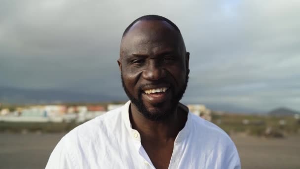 Feliz Hombre Africano Sonriendo Cámara Playa Durante Las Vacaciones Verano — Vídeo de stock