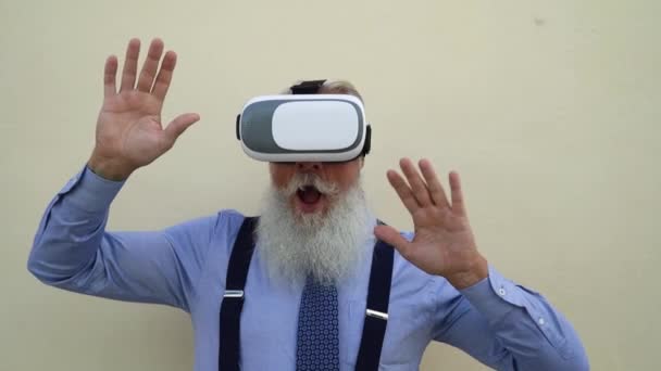 户外玩虚拟现实眼镜的高级时尚男性 快乐的老年人与创新的Vr Googles技术玩乐 技术游戏娱乐概念 — 图库视频影像