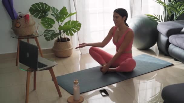 Młoda Latynoska Robi Pilates Wirtualnej Klasy Fitness Laptopem Domu Wellness — Wideo stockowe