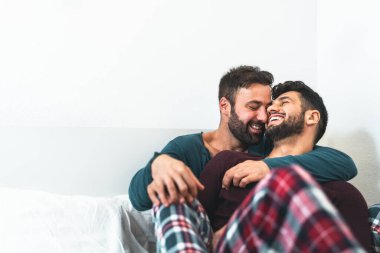 Mutlu eşcinsel çift yatak odasında hassas anlar yaşıyor - Homoseksüel aşk ilişkisi ve cinsiyet eşitliği kavramı