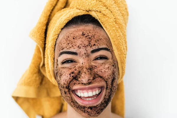 Ung Leende Kvinna Tillämpa Kaffe Skrubb Mask Ansiktet Lycklig Flicka — Stockfoto