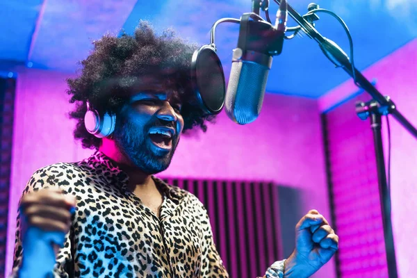 Jovem Cantor Afro Profissional Gravando Novo Álbum Dentro Estúdio Produção — Fotografia de Stock