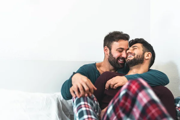 在卧室里度过温馨时刻的快乐同性恋夫妇 同性性关系和两性平等观念 — 图库照片