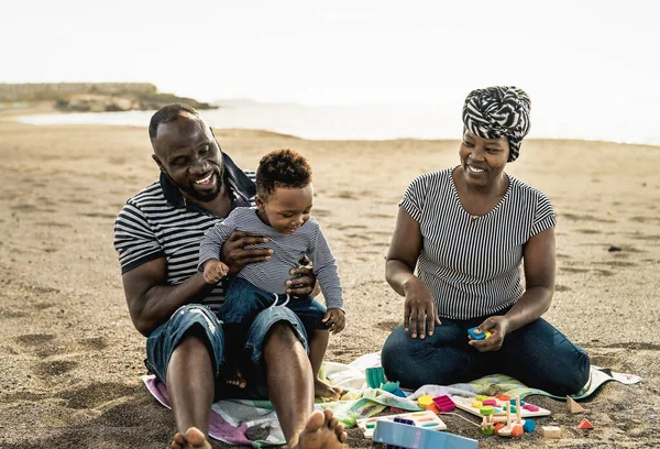 Família Africana Feliz Divertindo Praia Durante Férias Verão Pais Adoram — Fotografia de Stock