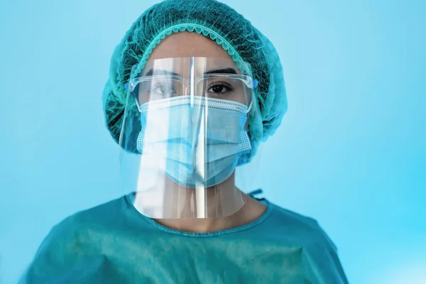 Jovem Médica Vestindo Equipamentos Proteção Individual Durante Pandemia Vírus Corona — Fotografia de Stock