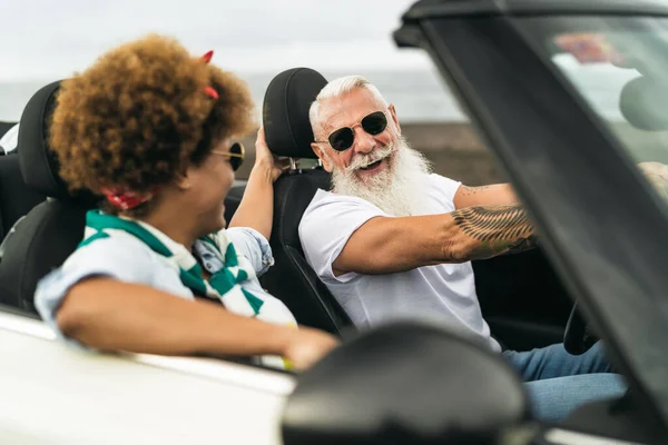 Pasangan Senior Yang Bahagia Bersenang Senang Mengendarai Mobil Konversi Baru Stok Foto Bebas Royalti