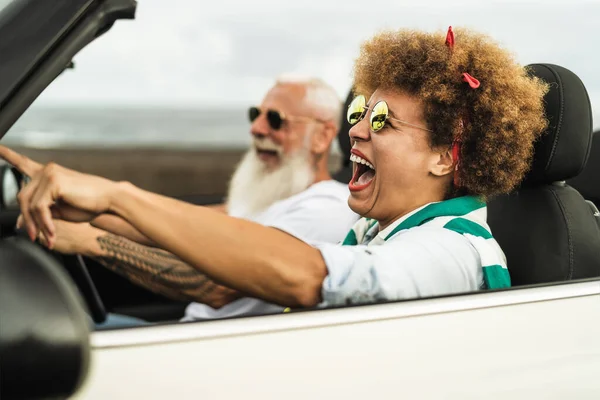 Pasangan Senior Yang Bahagia Bersenang Senang Mengendarai Mobil Konversi Baru Stok Gambar