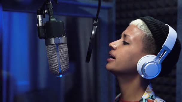 Jovem Cantora Profissional Gravando Novo Álbum Dentro Estúdio Produção Musical — Vídeo de Stock