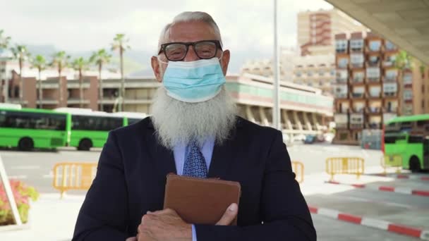 Hombre Negocios Sénior Posando Frente Cámara Mientras Usa Mascarilla Facial — Vídeos de Stock