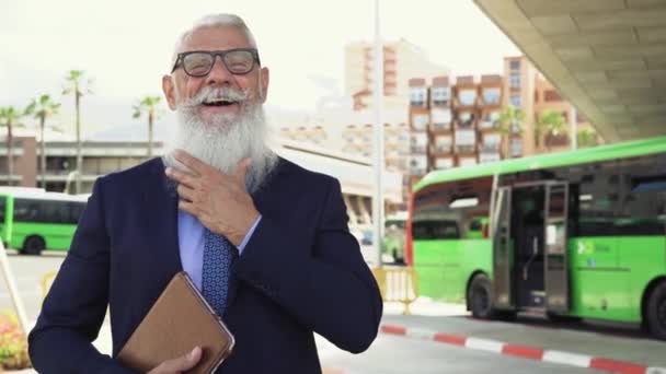 Feliz Hombre Negocios Senior Riendo Estación Autobuses Antes Trabajar — Vídeo de stock